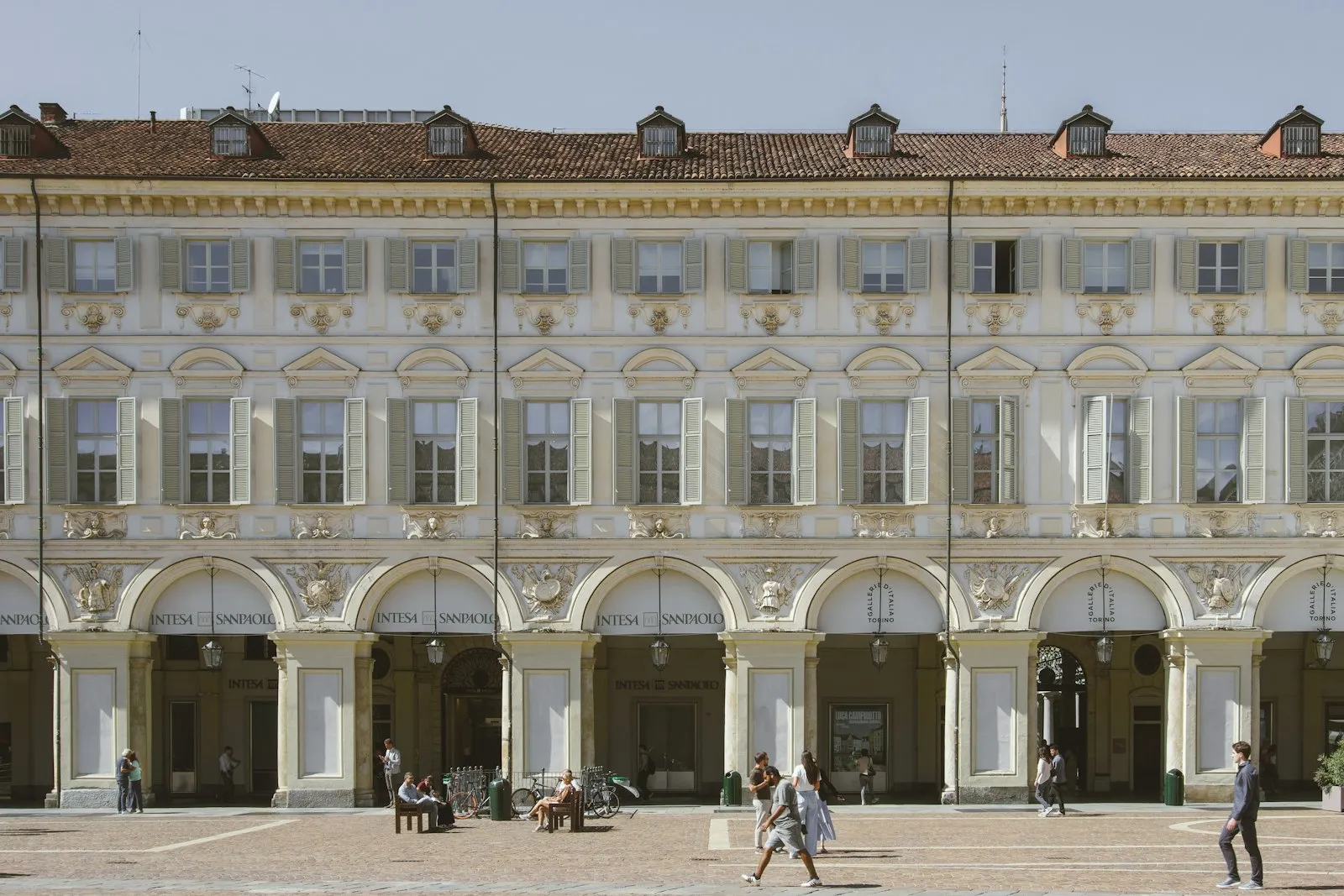 Portici e facciata di un palazzo storico in una piazza di Torino