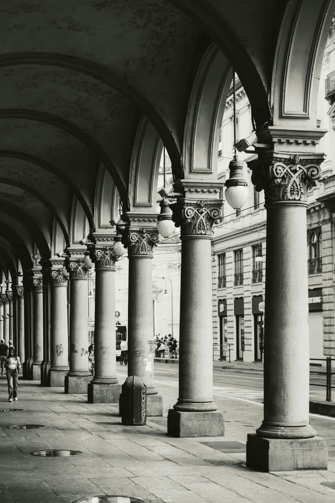 Colonne in pietra lungo un portico cittadino